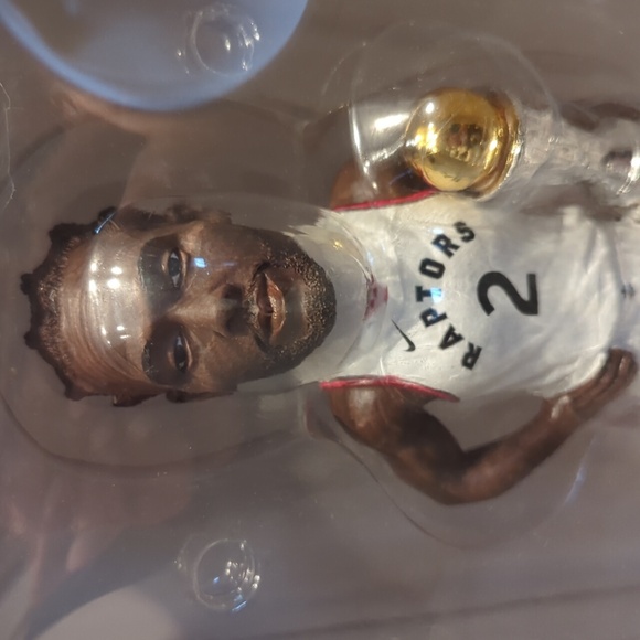 Kawhi Leonard - Picture 2 of 3
